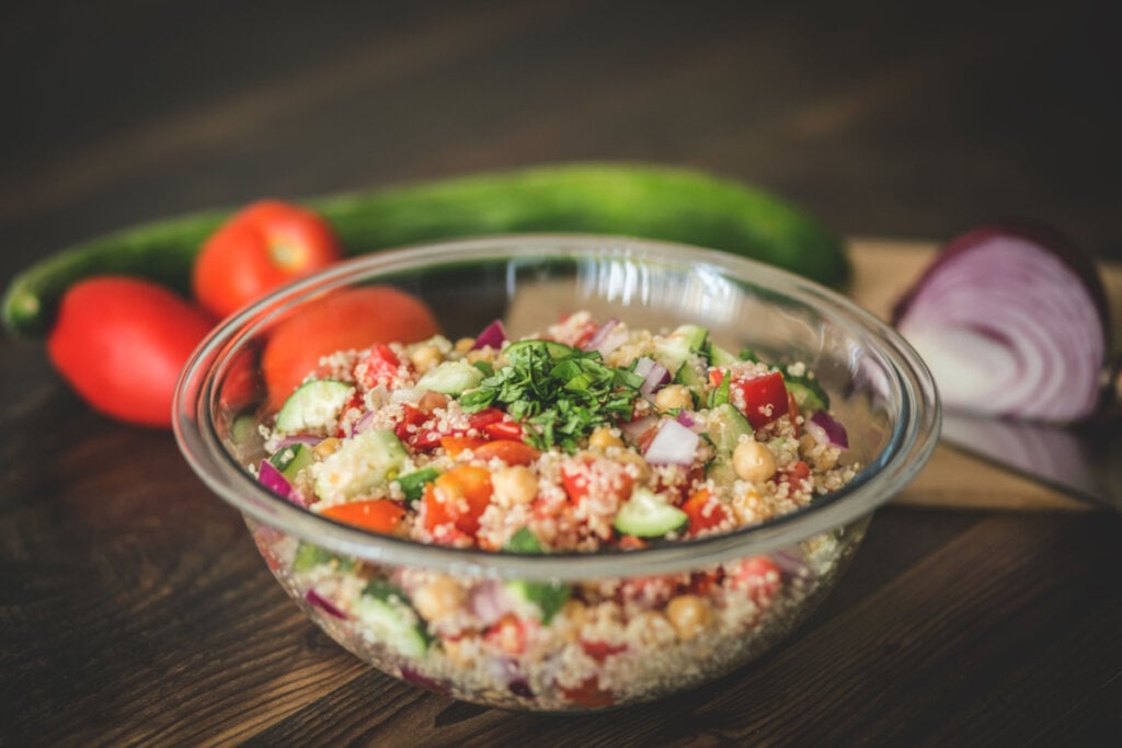 Salada de quinoa em uma cumbuca de vidro