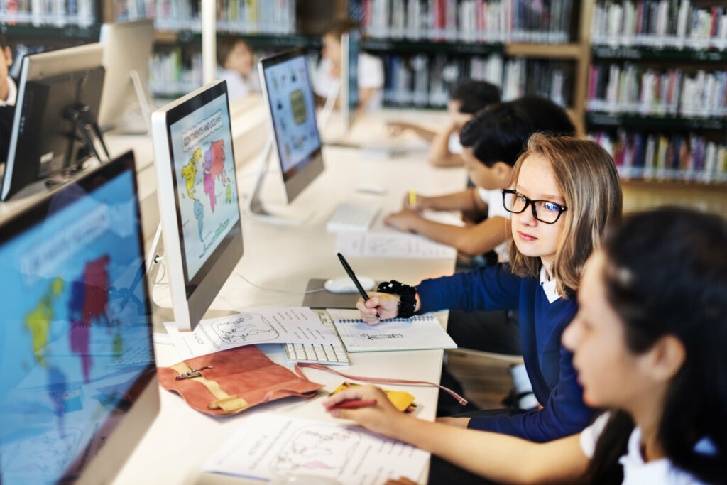 Crianças estudando em um computador