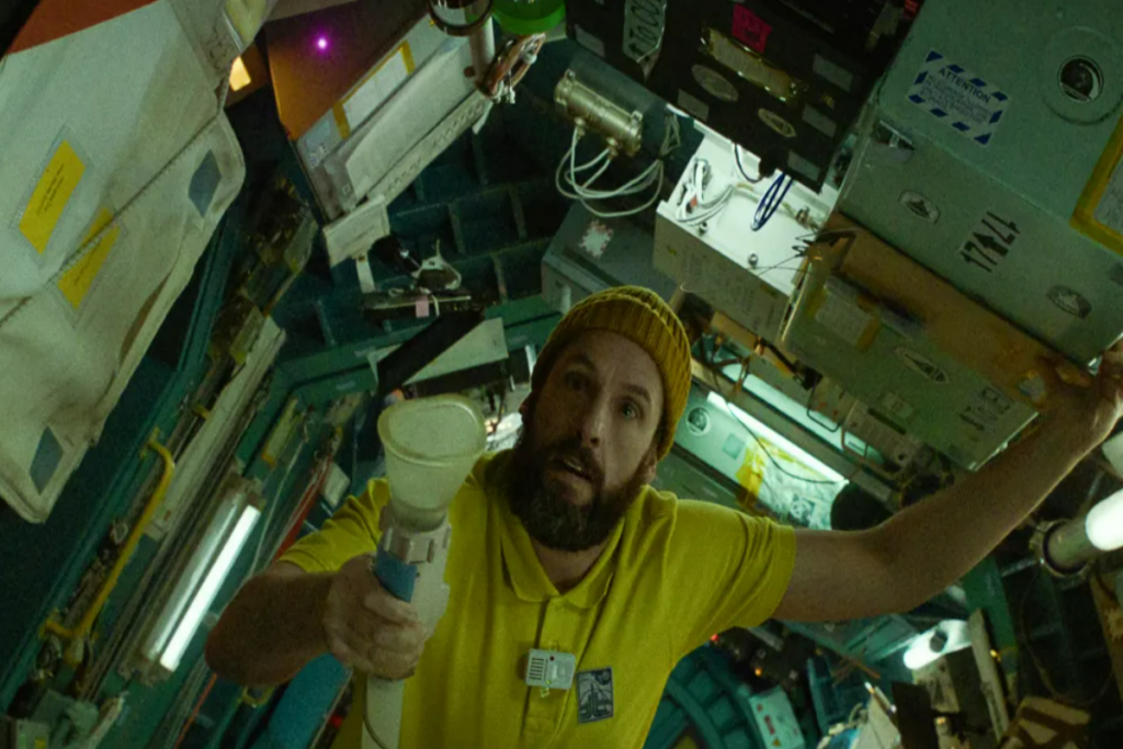 Cena do filme "O Astronauta"; Adam Sandler em missão espacial