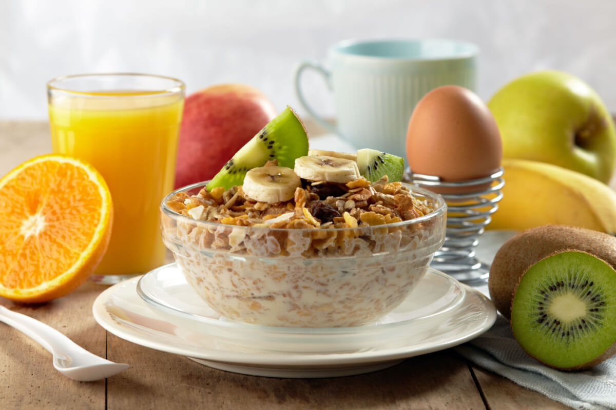 O café da manhã é importante para o ganho de massa muscular. Veja os alimentos que combinados garantem energia e a recuperação dos músculos.