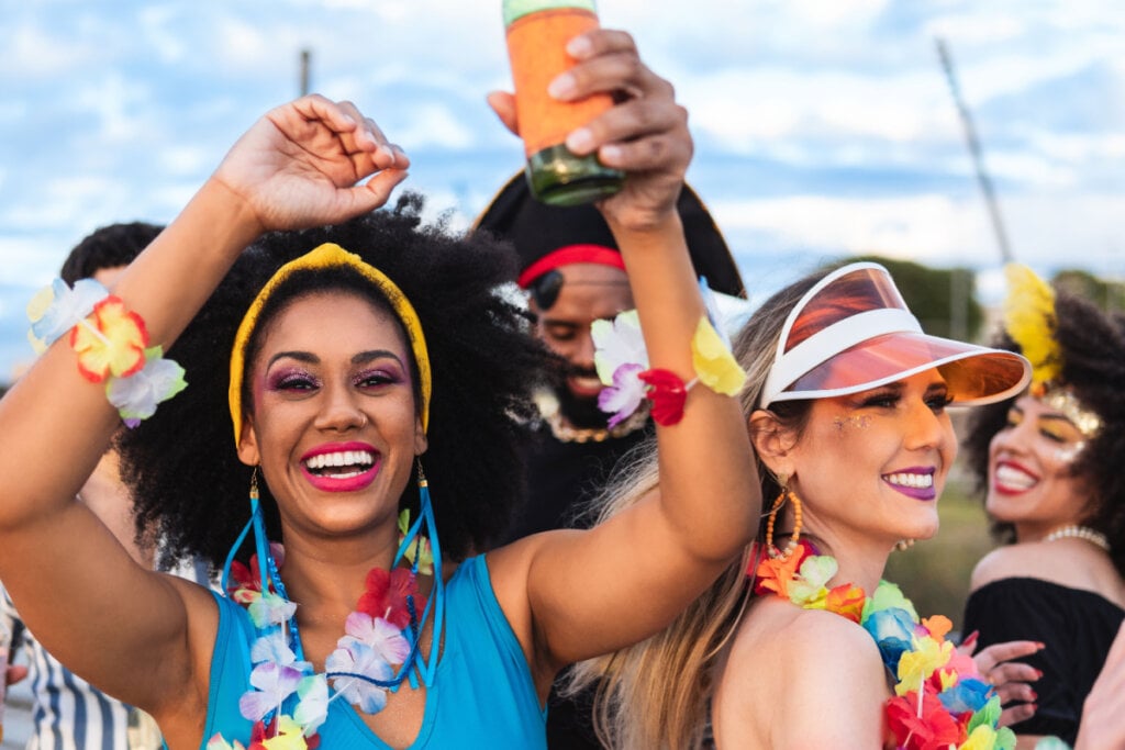 Mulheres destacadas na foto curtindo Carnaval