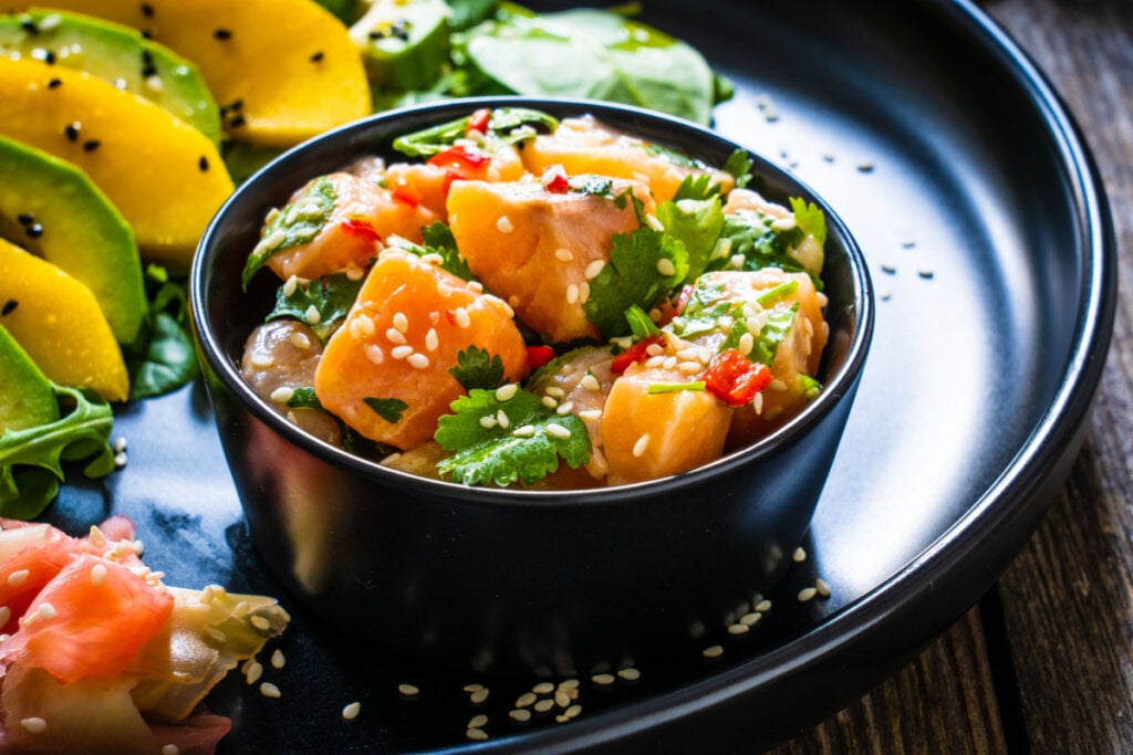 Ceviche de salmão com manga e abacate em pote preto