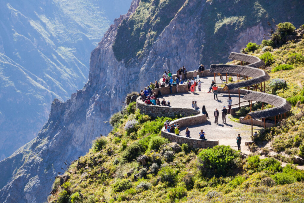 Vista de turistas na Cruz del Condor no Vale del Colca