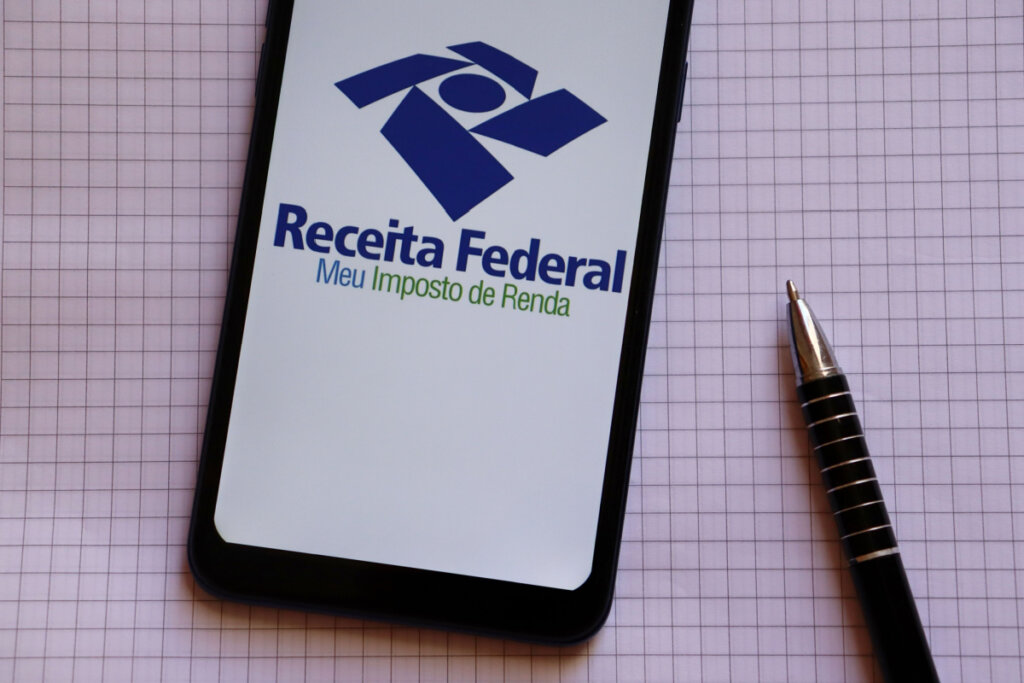 Celular mostrando app da Receita Federal para IRPF