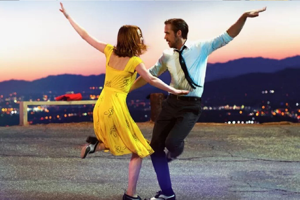 Emma Stone e Ryan Gosling dançando em "La La Land: Cantando Estações" 