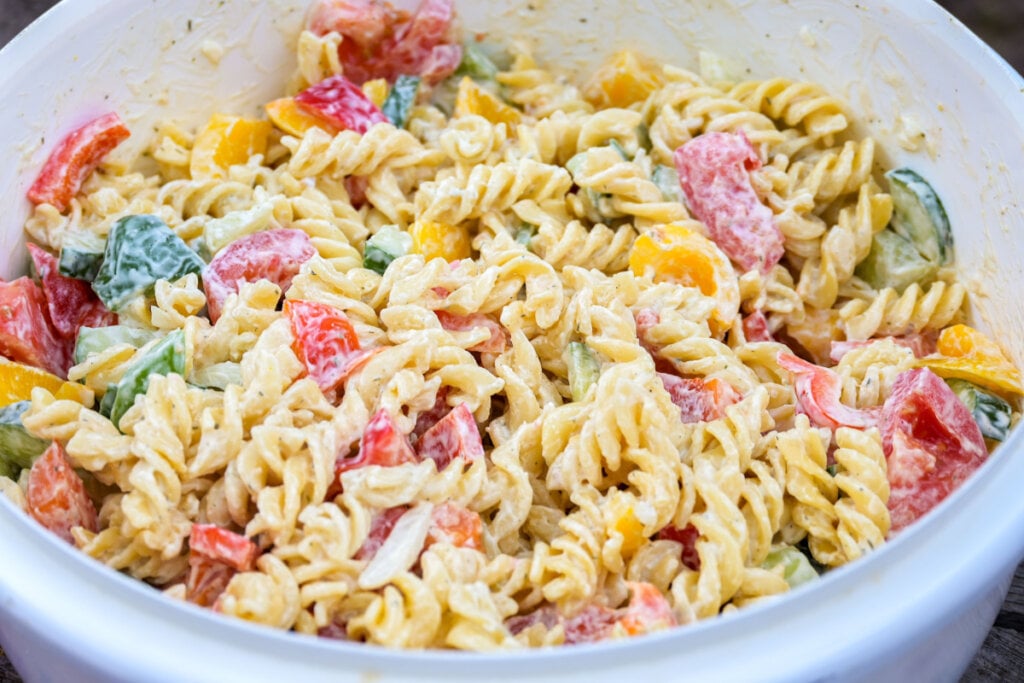 Macarronese com pimentões em recipiente branco