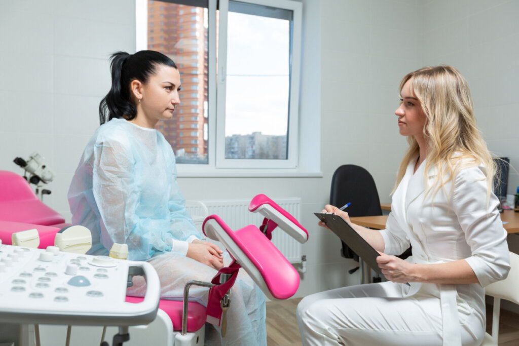 Médica e paciente em consulta ginecológica