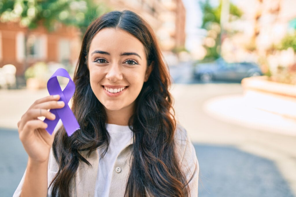 moça segura laço roxo nas mãos