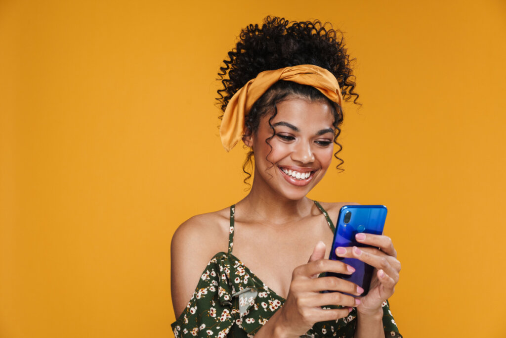 Menina mexendo em celular azul