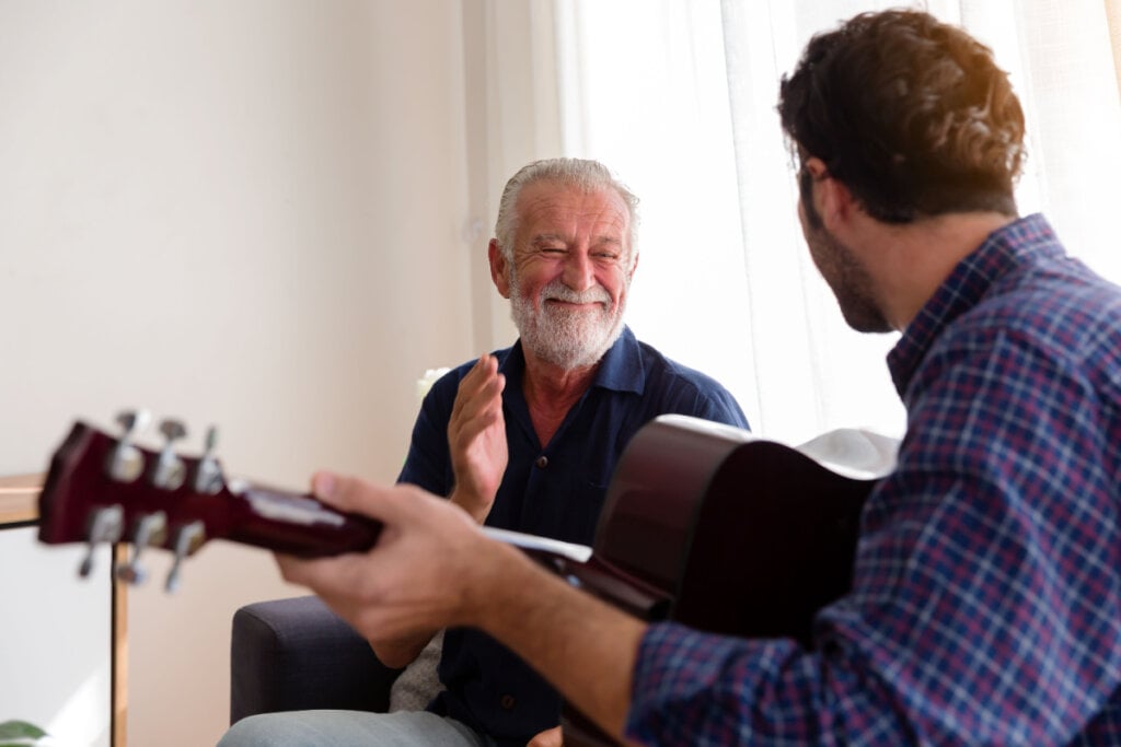 Pai e filho aproveitando momento juntos com violão