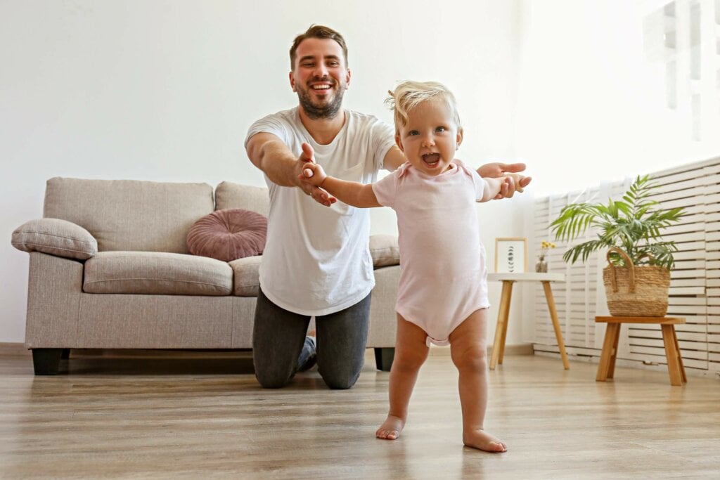 Pai brincando com filha na sala de estar