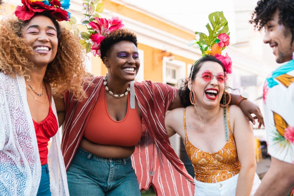 Quatro pessoas fantasiadas no Carnaval