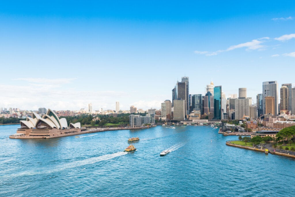 Vista de Sydney com mar e barcos e prédios ao fundo