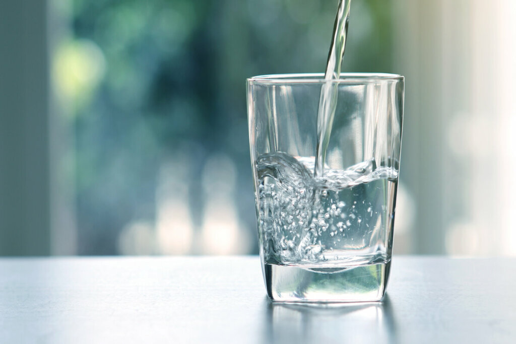 Copo de vidro com água 