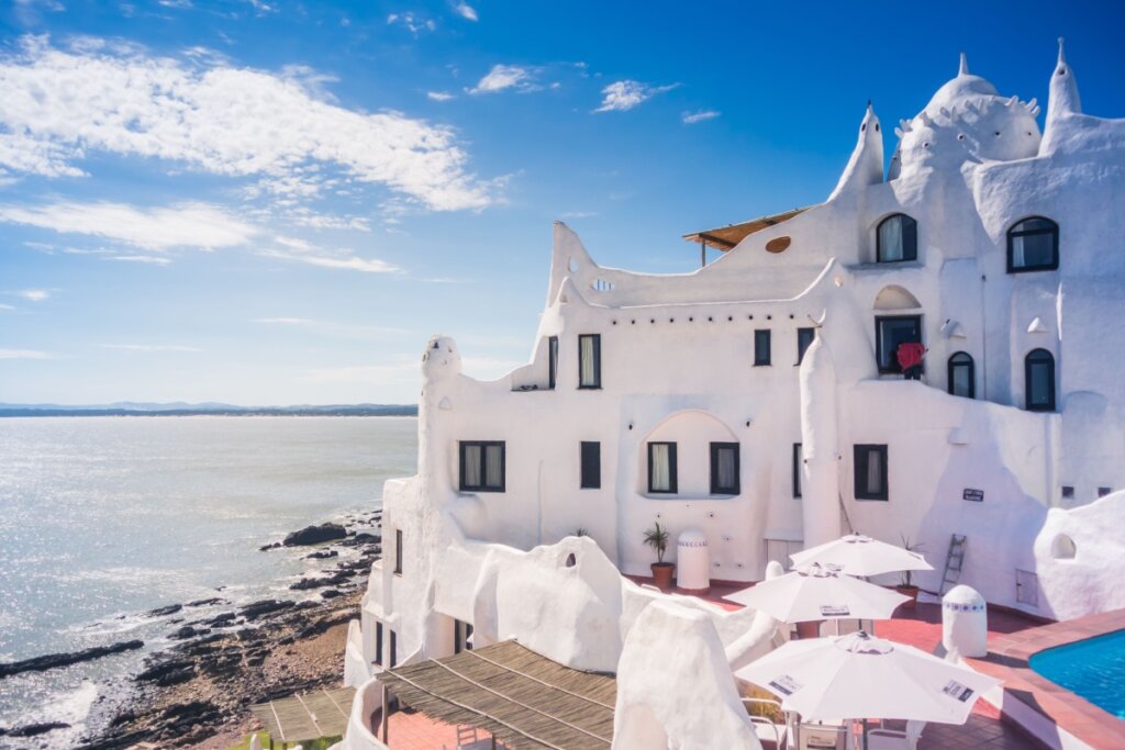 Casapueblo, no Uruguai, e mar à frente