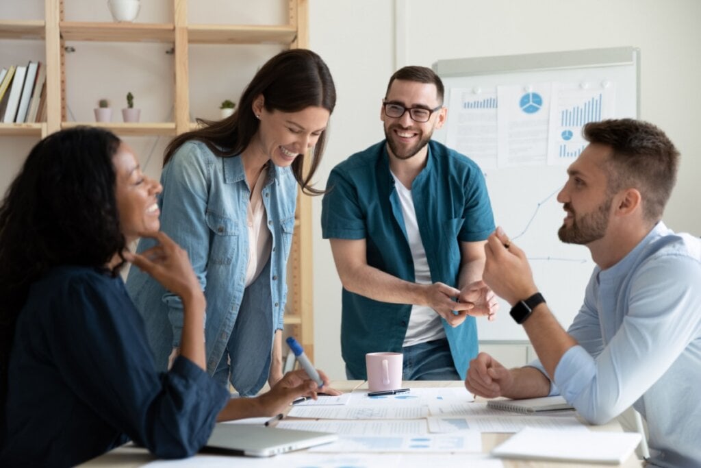 Colegas de trabalho felizes trabalhando juntos