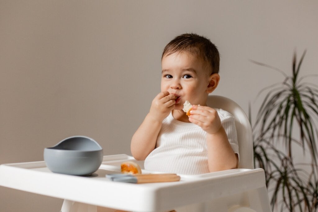 Bebê sentado comendo