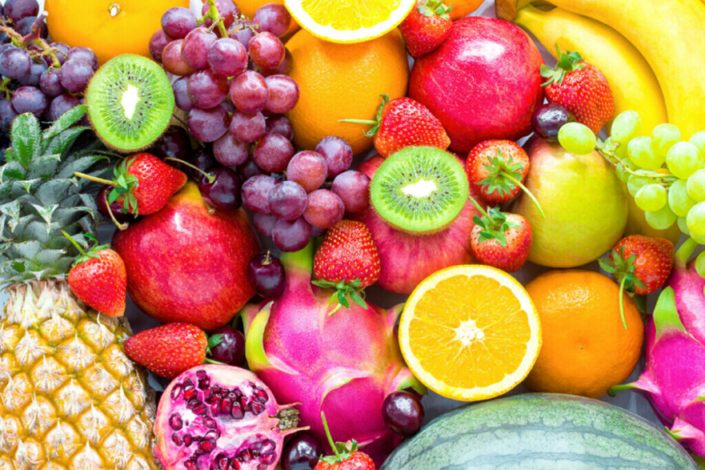 Frutas em cima de uma mesa