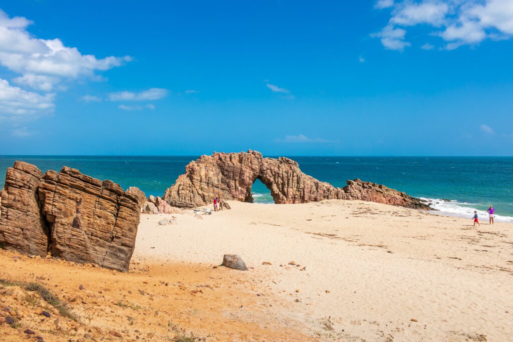 Praia em Jericoacoara; paisagem natural deslumbrante, com rochas na praia