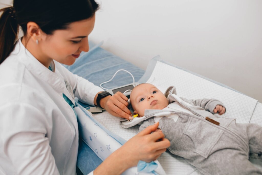 Médica examinando a orelha de um bebê