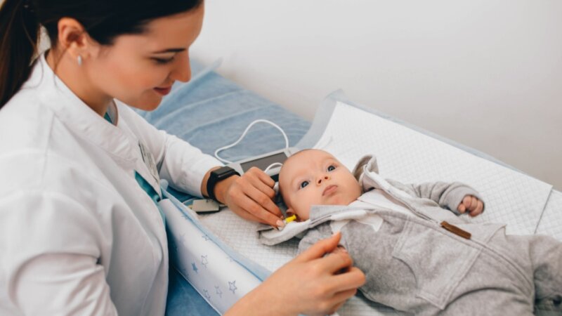 Veja a importância do teste da orelhinha para a saúde dos bebês