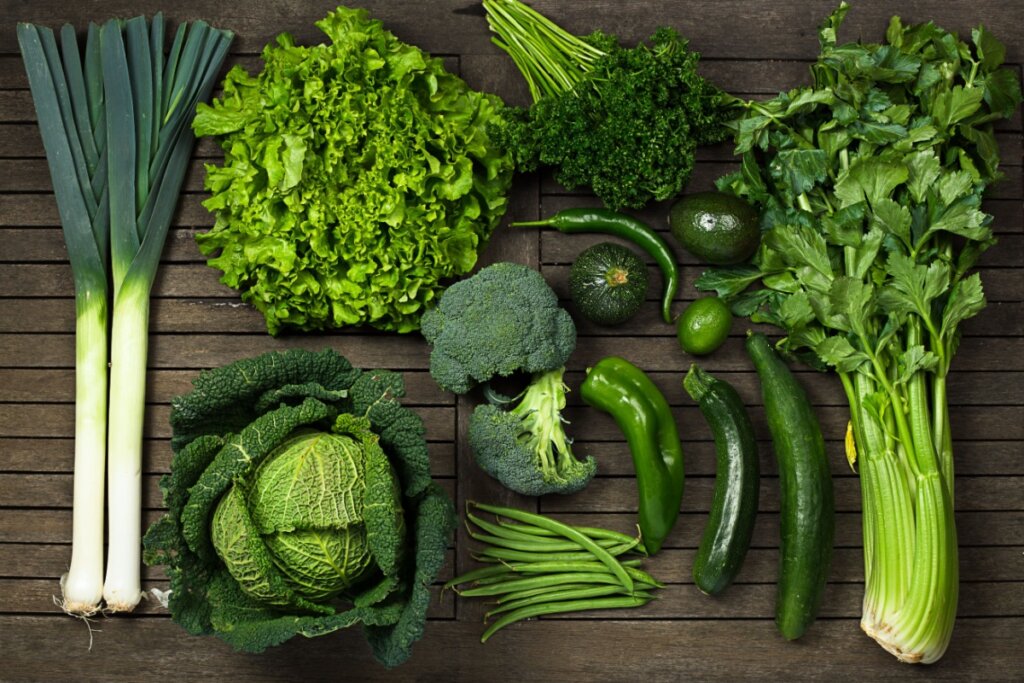 Várias verduras como pepino, brócolis, alface e alho poró.