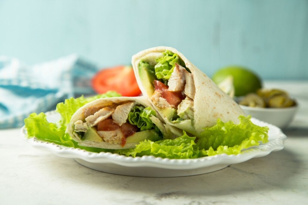 Wrap de frango e abacate em um prato branco