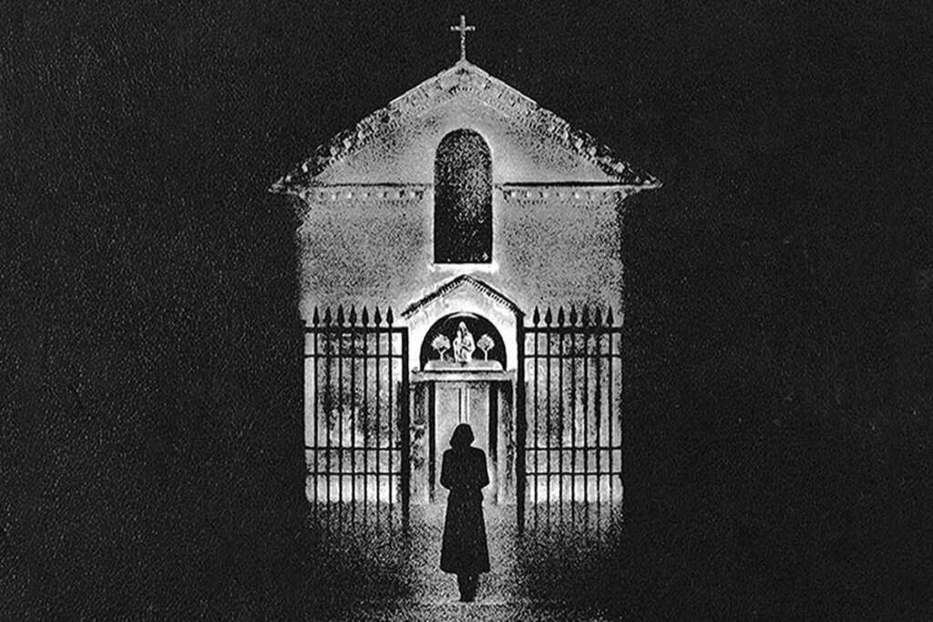 imagem em preto e branco de uma moça na frente de uma capela