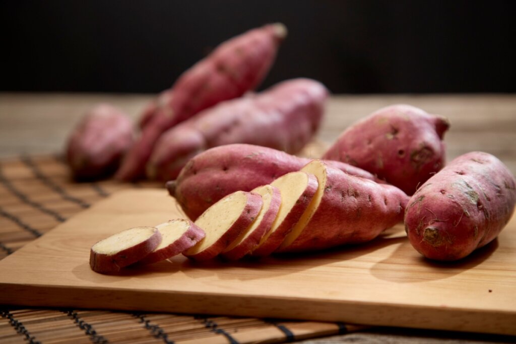 Batata-doce cortada em cima de tábua