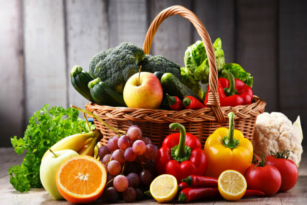 Cesta com legumes e frutas