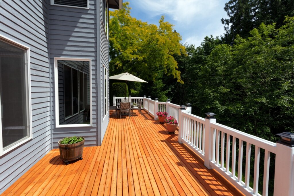 Área externa de casa com deck de madeira