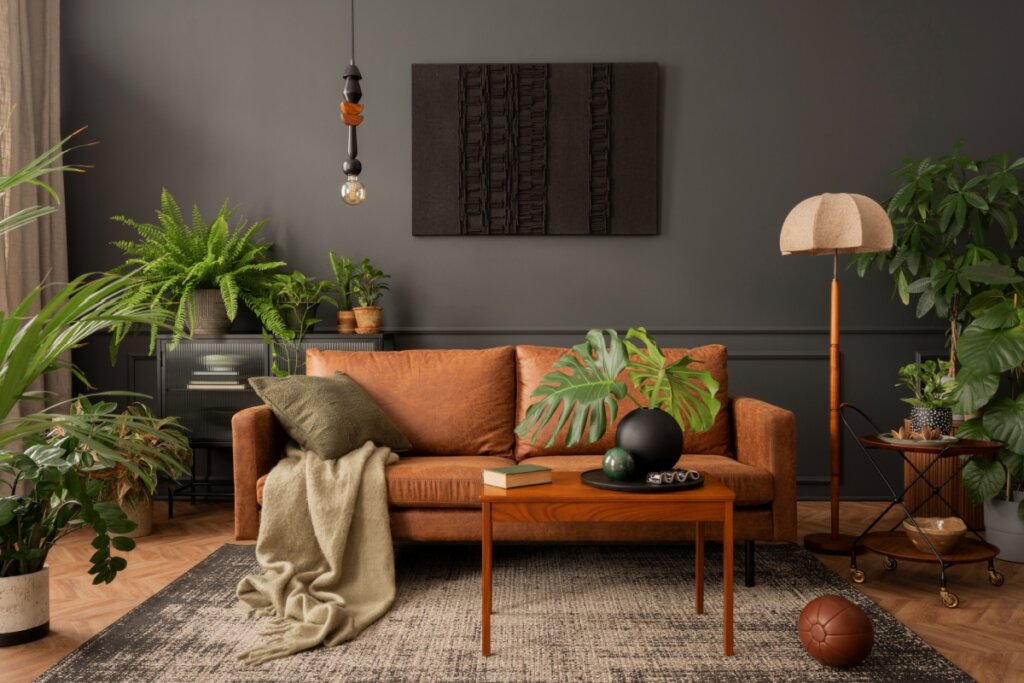 Sala de estar decorada com móveis de madeira e sofá marrom de couro