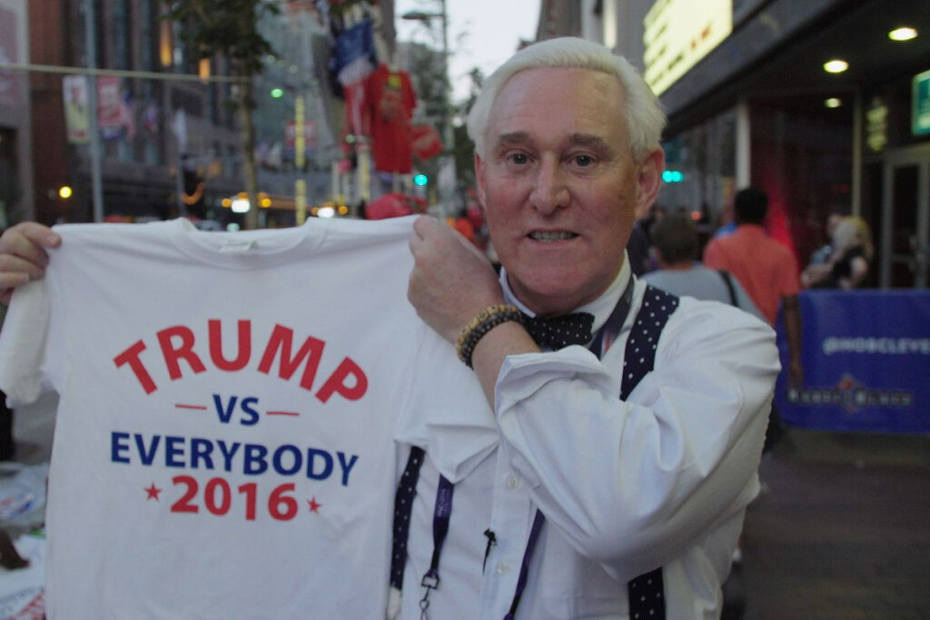 homem segurando camiseta em apoio a Donald Trump 