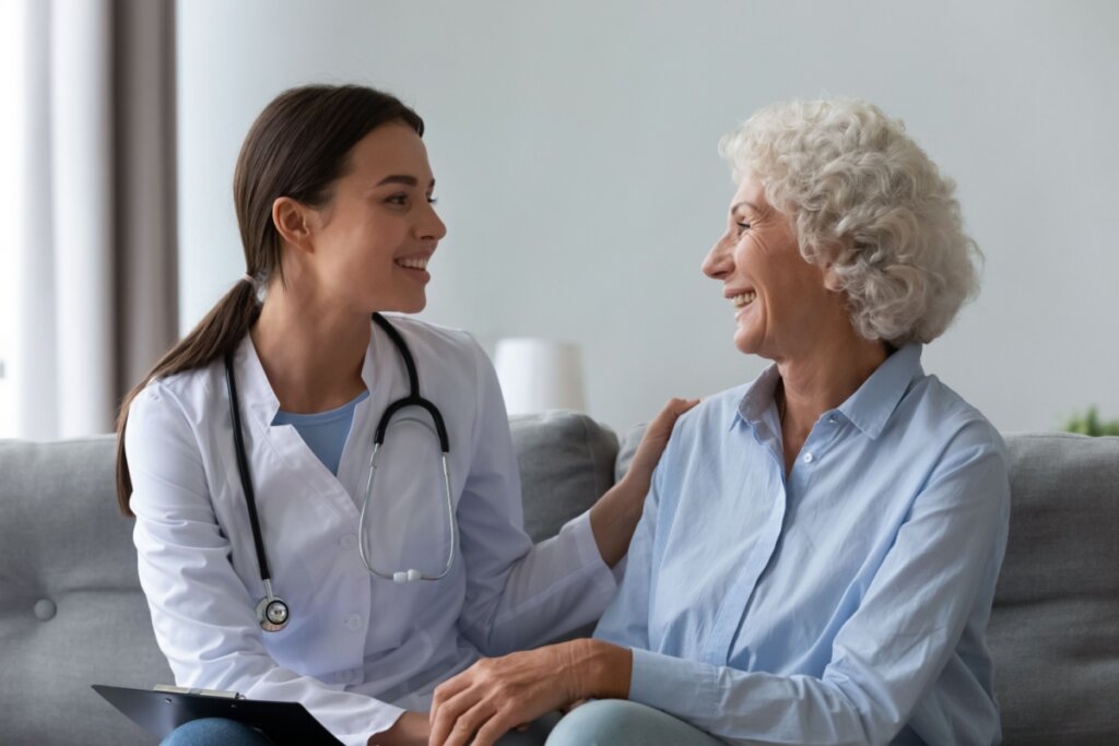 Médica e paciente sentadas conversando