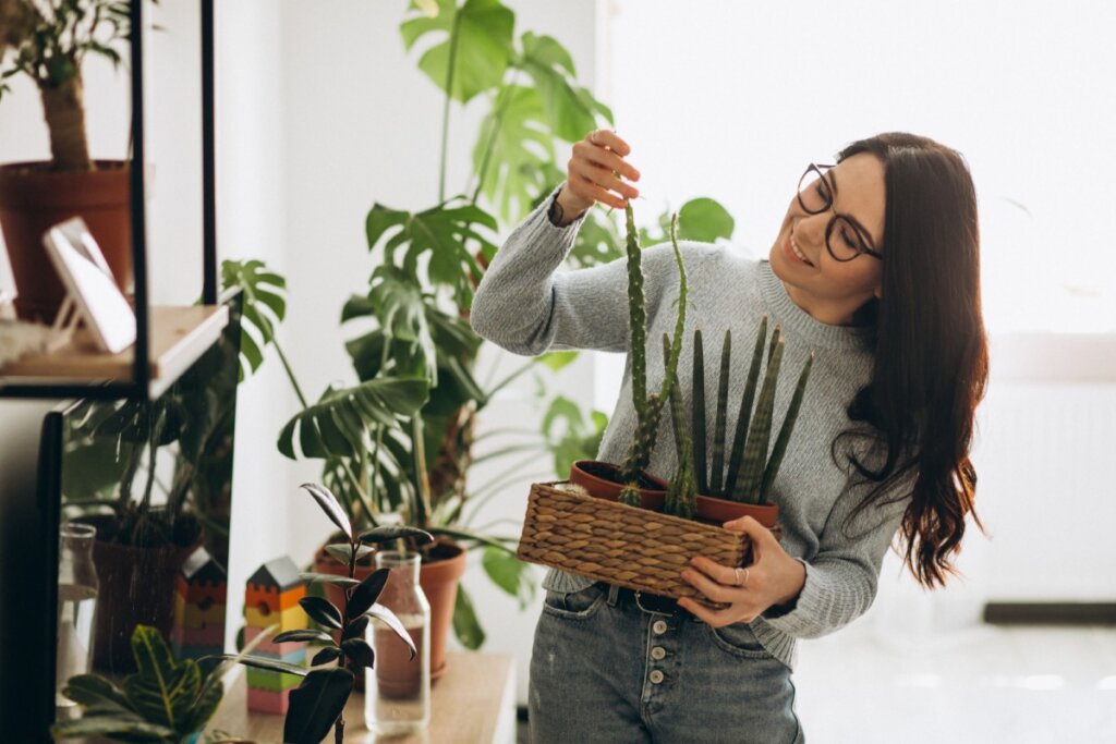 Moça cuidando de plantas