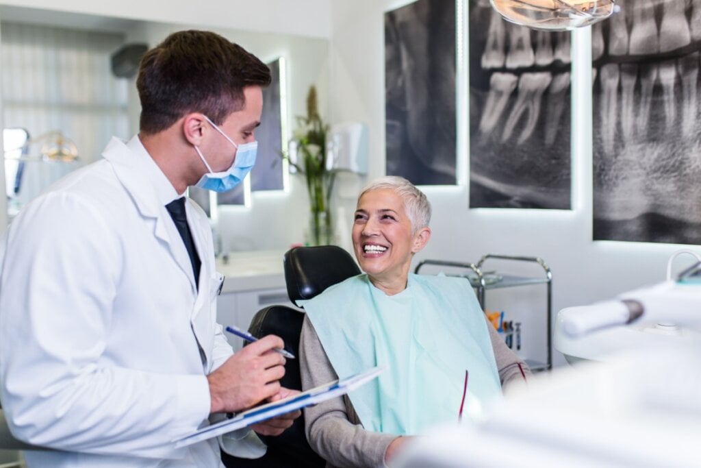 mulher em consulta com o dentista