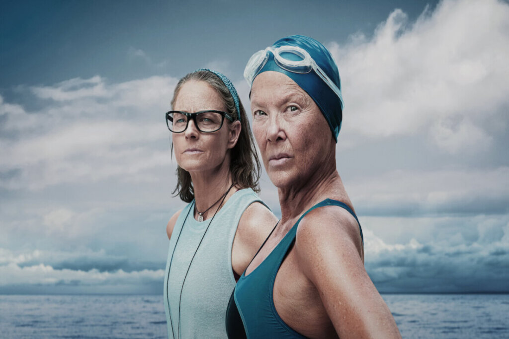 Duas mulheres em frente ao mar