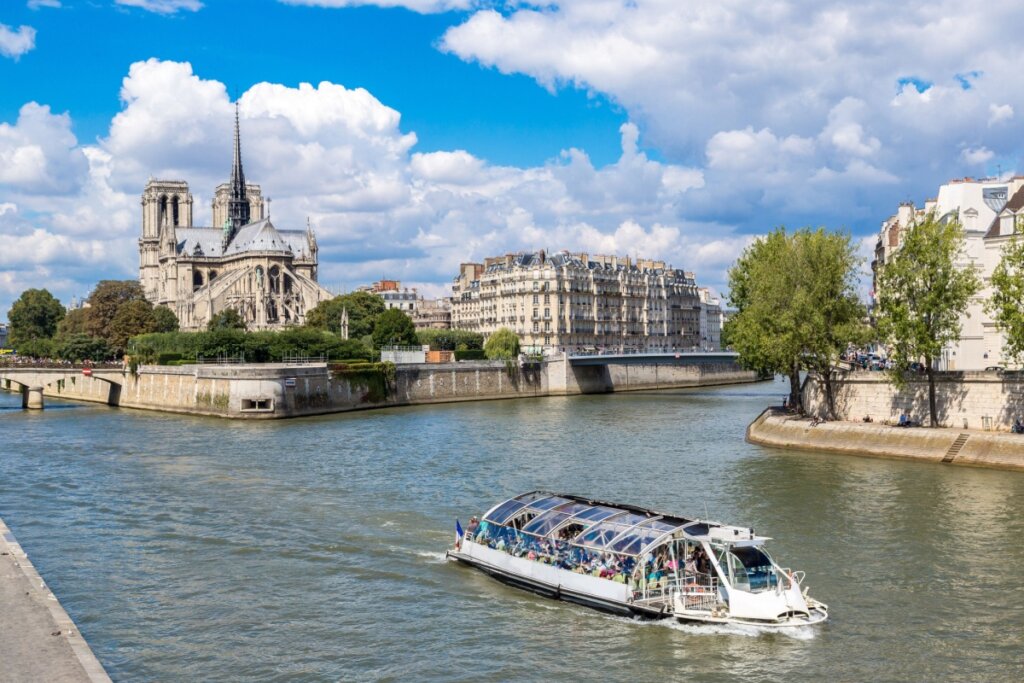 imagem do Rio Sena e da catedral de Notre-Dame em Paris 