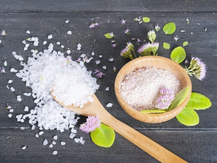 Veja como usar o sal grosso no banho de limpeza espiritual