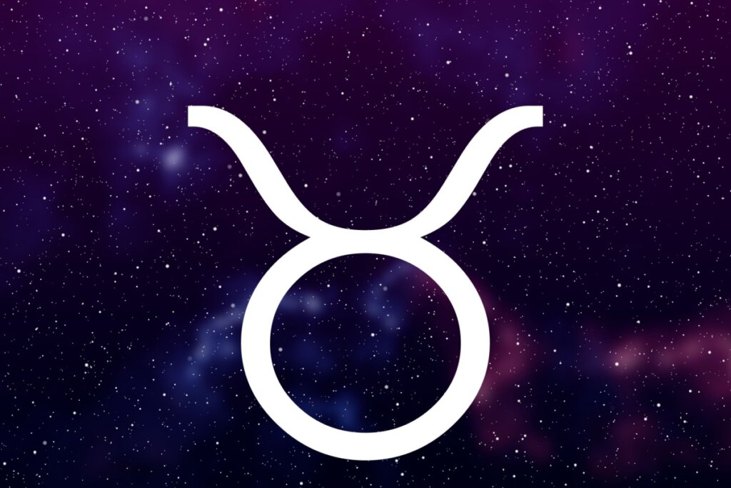 símbolo do signo de touro em fundo com galáxia roxo