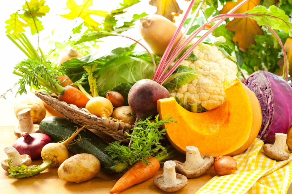 Frutas e vegetais em cima de uma mesa