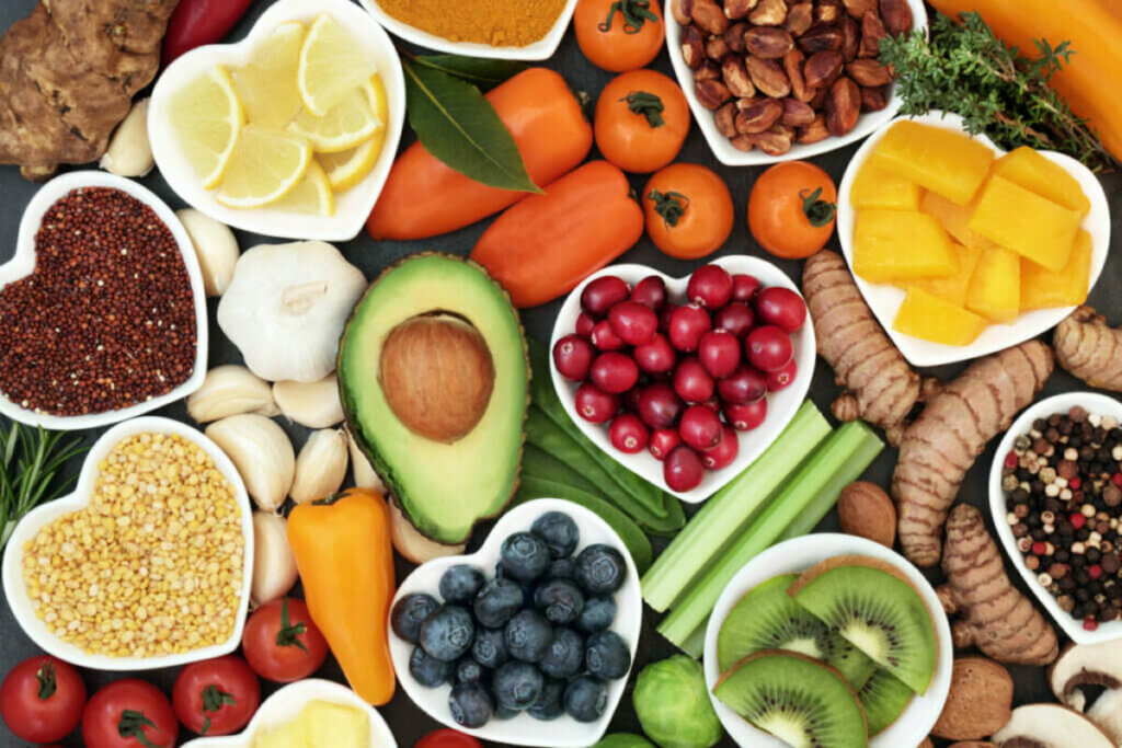 Diversos alimentos saudáveis (frutas e legumes)