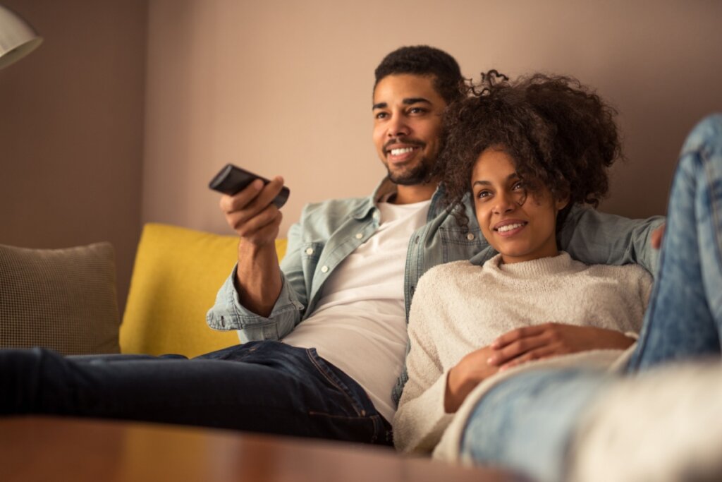 Casal assistindo à TV no sofá