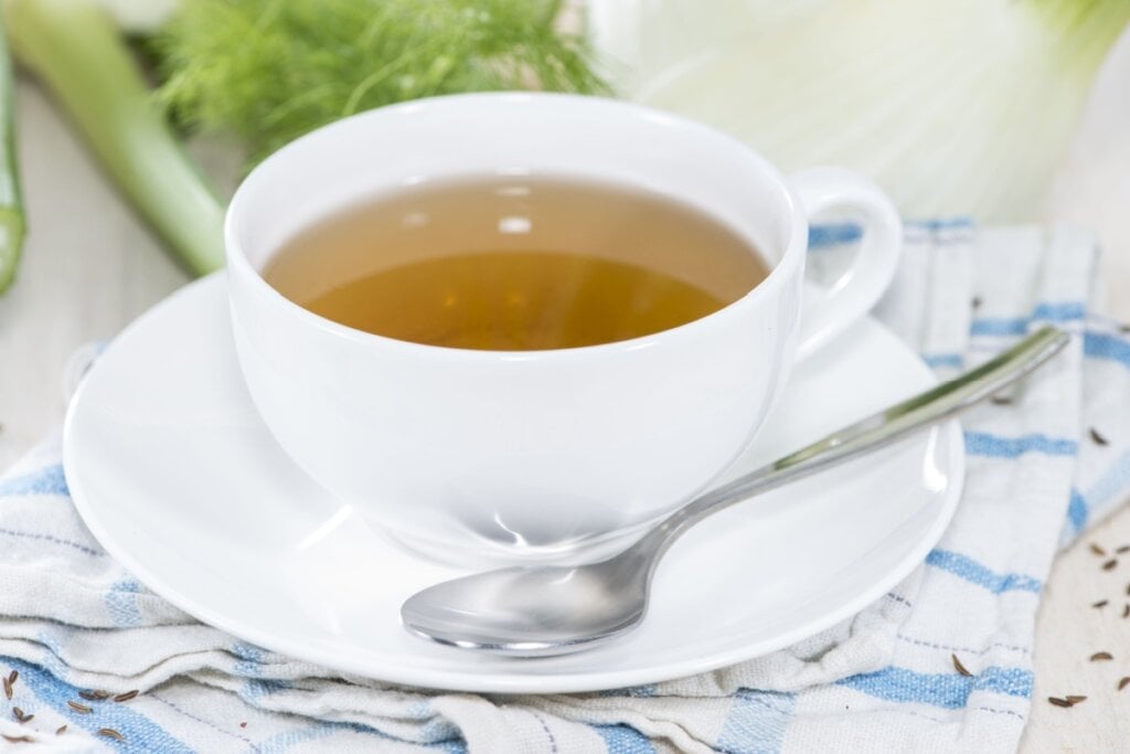 Chá de erva-doce em xícara branca