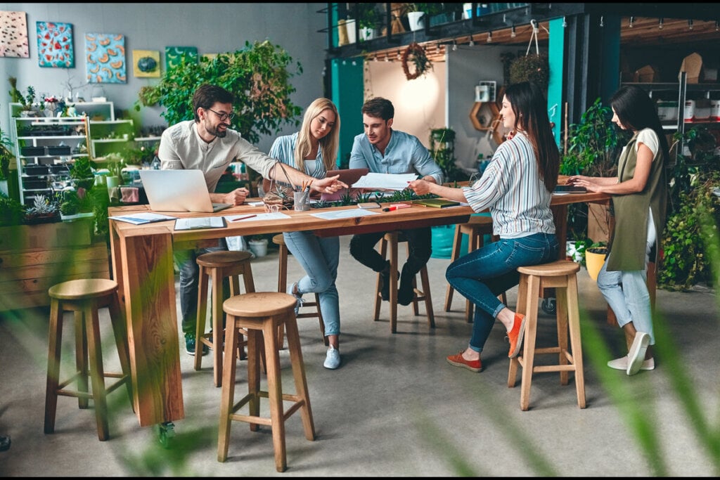 Pessoas ao redor de uma mesa conversando