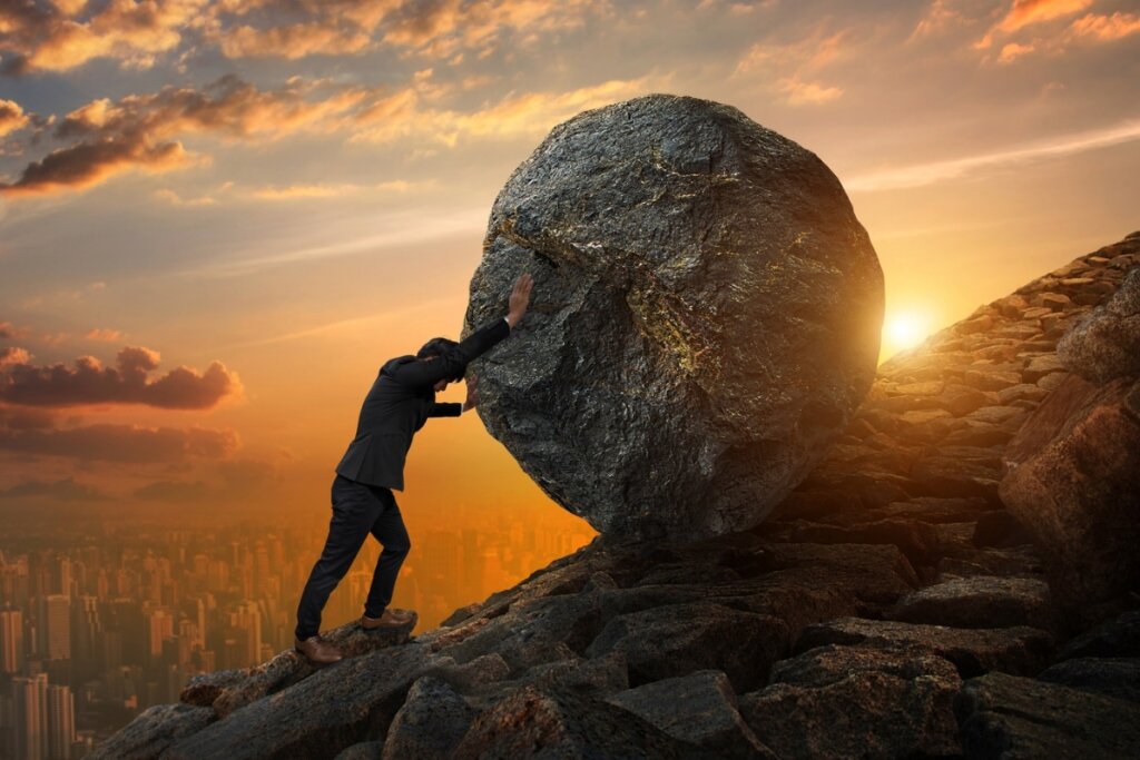 Ilustração de um homem empurrando uma pedra grande