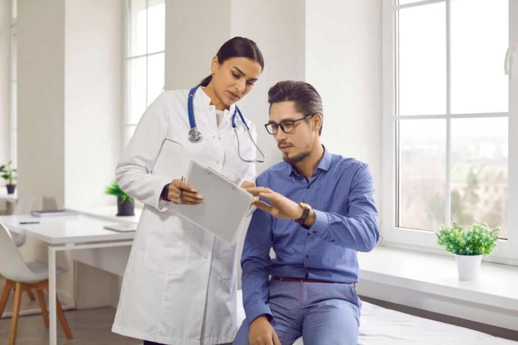 Médica mostrando resultados de exames para paciente