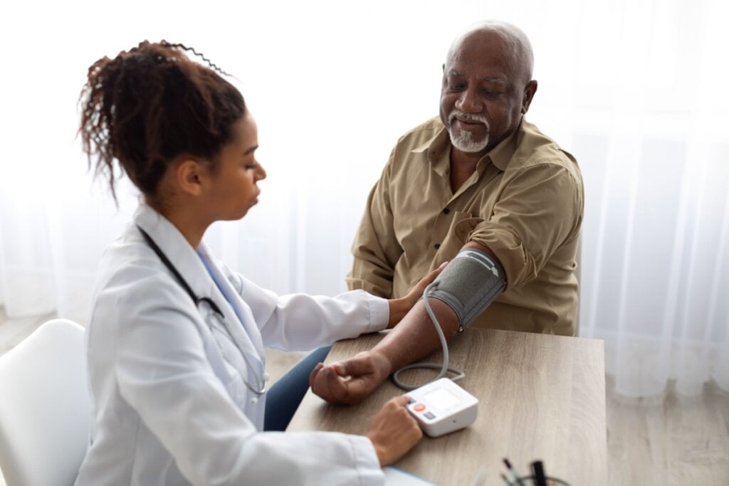 Médica medindo pressão de homem