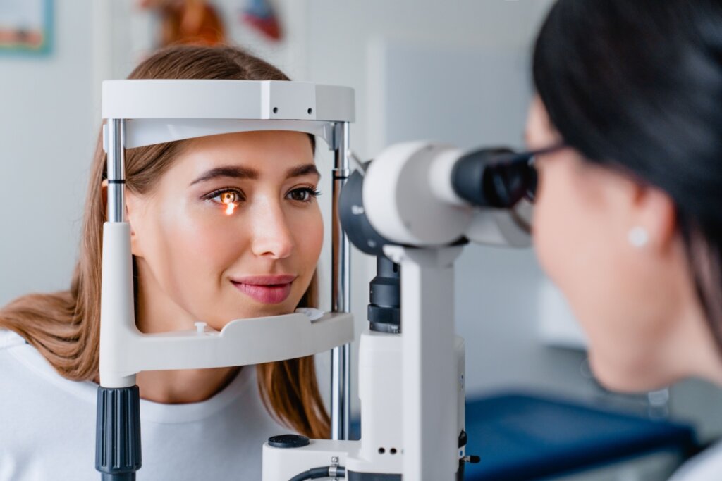 Mulher sendo avaliada por oftalmologista