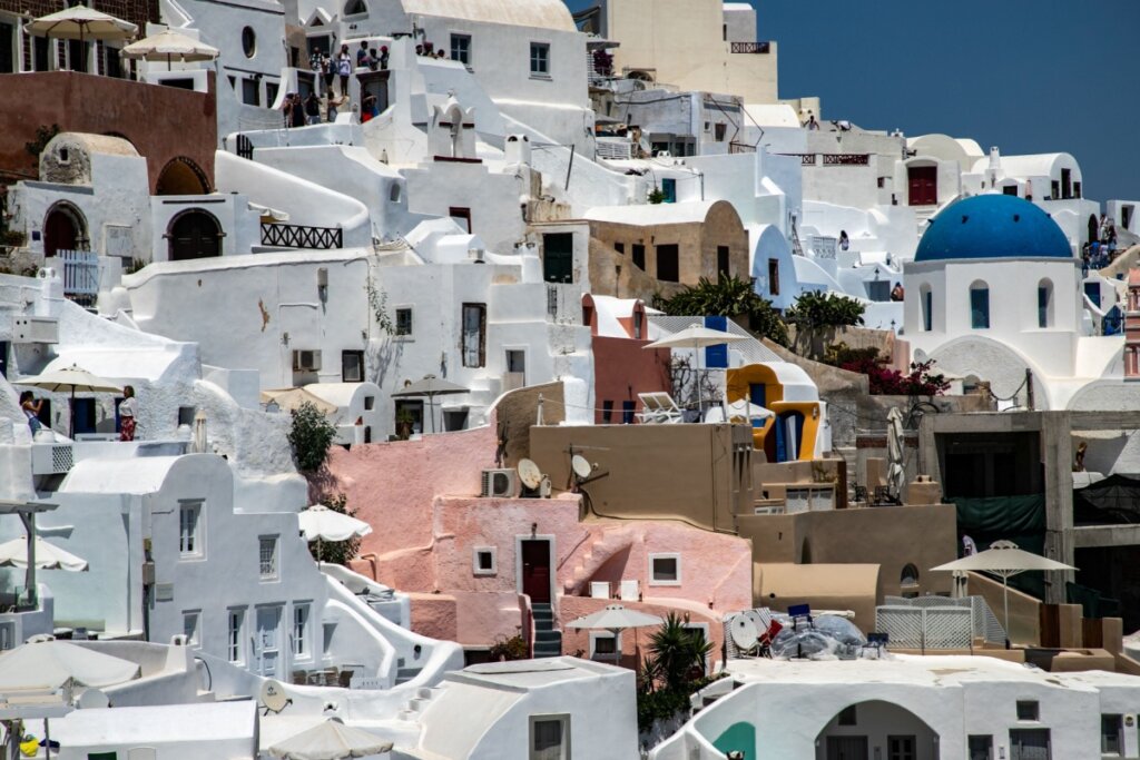 vista de cima de um bairro todo de casinhas brancas na ilha de Santorini na Grécia 